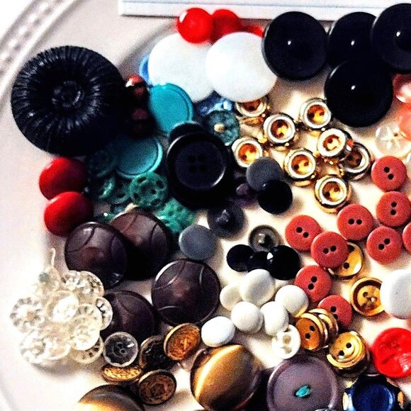 BUTTONS ~  1 Lb. Mixed LOT #2 ~ All Types, Sizes, Ages ~ INCLUDES SORTED SETS! - Picture 3 of 6